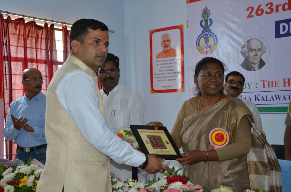 WORLD HOMOEOPATHY DAY MOMENTO BY MAHAMAHIM GOVERNOR OF JHARKHAND SMT.DROPADI MURMU