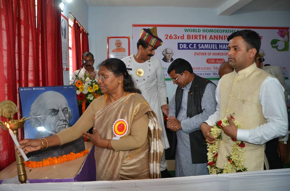 WORLD HOMOEOPATHY DAY MOMENTO BY MAHAMAHIM GOVERNOR OF JHARKHAND SMT.DROPADI MURMU