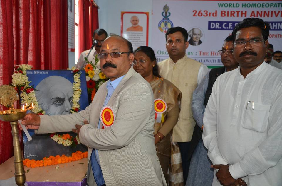 WORLD HOMOEOPATHY DAY MOMENTO BY MAHAMAHIM GOVERNOR OF JHARKHAND SMT.DROPADI MURMU