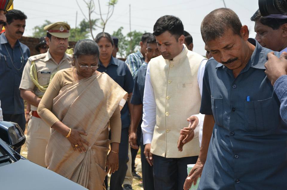 WORLD HOMOEOPATHY DAY MOMENTO BY MAHAMAHIM GOVERNOR OF JHARKHAND SMT.DROPADI MURMU