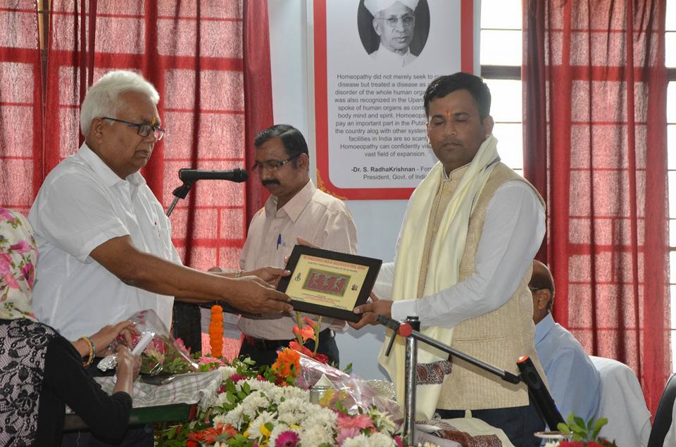 WORLD HOMOEOPATHY DAY MOMENTO BY MAHAMAHIM GOVERNOR OF JHARKHAND SMT.DROPADI MURMU