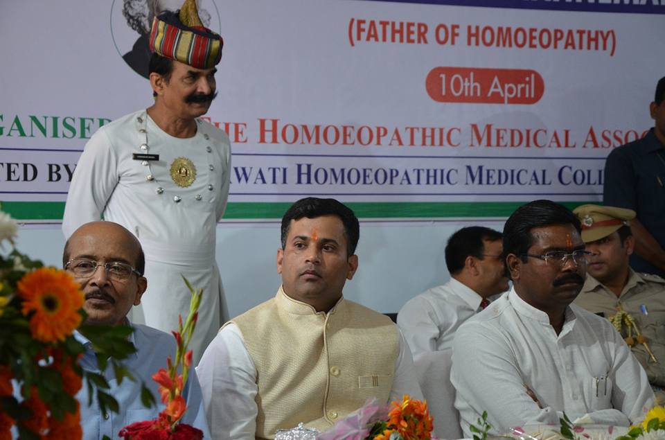 WORLD HOMOEOPATHY DAY MOMENTO BY MAHAMAHIM GOVERNOR OF JHARKHAND SMT.DROPADI MURMU