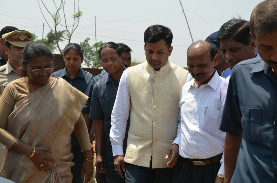 WORLD HOMOEOPATHY DAY MOMENTO BY MAHAMAHIM GOVERNOR OF JHARKHAND SMT.DROPADI MURMU