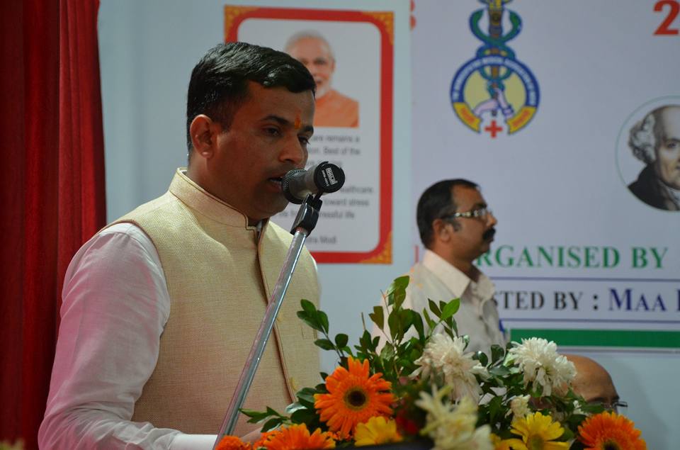 WORLD HOMOEOPATHY DAY MOMENTO BY MAHAMAHIM GOVERNOR OF JHARKHAND SMT.DROPADI MURMU