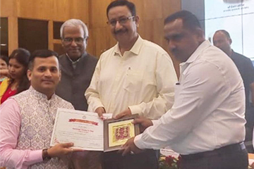 आज राष्ट्रीय चिकित्सक दिवस के अवसर पर झारखंड के ￼माननीय स्वास्थ्य मंत्री श्री बन्ना गुप्ता जी एवं अपर मुख्य सचिव स्वास्थ्य विभाग श्री अरुण कुमार सिंह सर जी के द्वारा डॉ. राजीव कुमार को सम्मानित किया गया